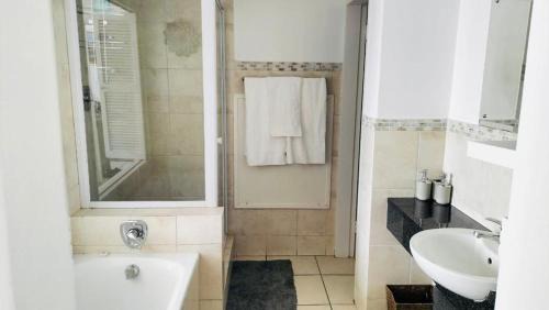 Greater Johannesburg Metropolitan Area Apartment | Two en-suite in a light filled apartment in Sandton