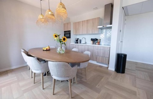 Workum Apartment | Two floors, four bedrooms, a sauna, and views over the IJsselmeer. Ideal for large families or groups of friends.