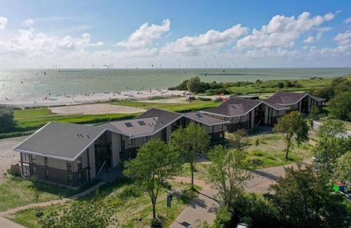 Workum Apartment | Two floors, four bedrooms, a sauna, and views over the IJsselmeer. Ideal for large families or groups of friends.