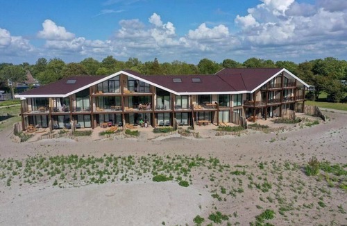 Workum Apartment | Two floors, four bedrooms, a sauna, and views over the IJsselmeer. Ideal for large families or groups of friends.