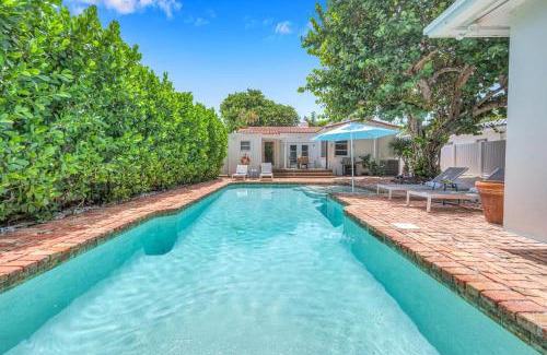 Lauderdale Beach House | TWO houses ONE Property Game Room Heated Pool 2 Hot Tubs STEPS from Beach RESlDENCES