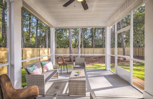 Kings Grant House | Two King beds, Game Room, Screen Room, Fully Fenced in Yard Beautiful Home!