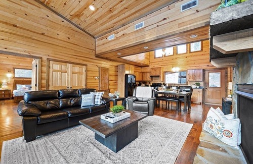 Broken Bow Cabin | Two matching master suites