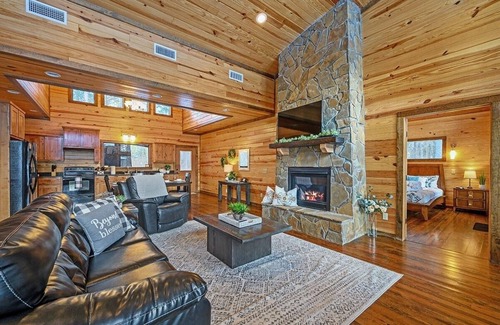 Broken Bow Cabin | Two matching master suites