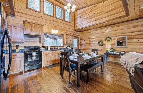 Broken Bow Cabin | Two matching master suites