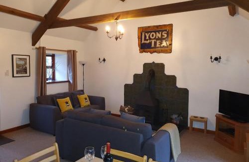 Llangybi House | Ty Barcud