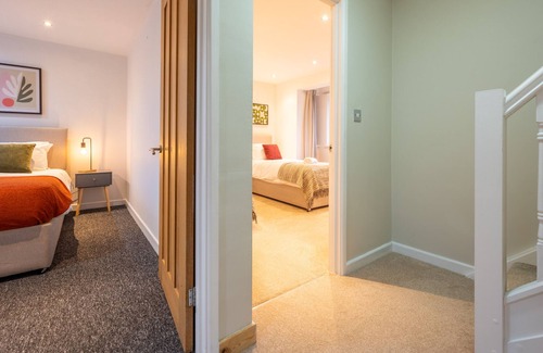 Llanishen House | Tŷ Coch by Tŷ SA in Wales - Free Parking