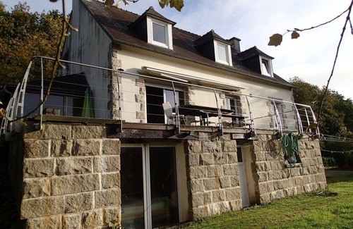 Bon Repos sur Blavet House | Ty Gwenn: in a small group in Bon Repos