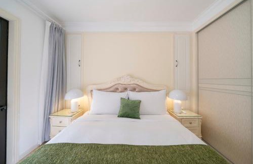 Minhang Apartment | Tyms Modern 2BR APT Xujiahui Dacheng Residence