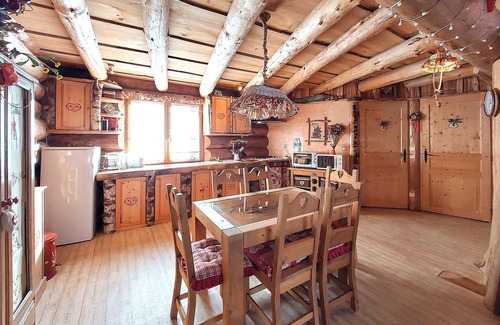 Tendon House | Typical mountain chalet for a total change of scenery from everyday life.