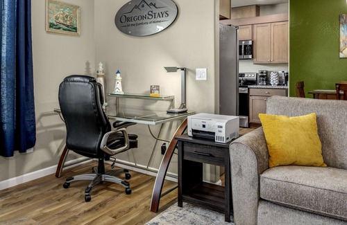 Medford Condo | U4 - Peloton Bike - Stunning Themed Home - 2 King Beds - Fast 1G WiFi