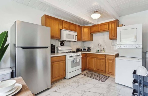 Poets Corner Apartment | UC Proximity - Cozy City Stay - Free Parking Spot