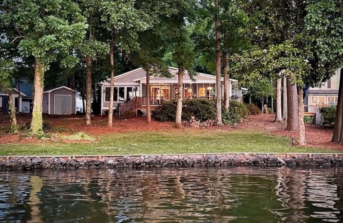Norwood House | Ultimate Family Lakehouse- wide water views!