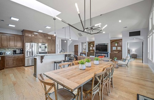 Southern Crossing House | Ultimate River House-20 mins to Bachelor. Old Mill, Restaurants, Fireplace, Heated Deck