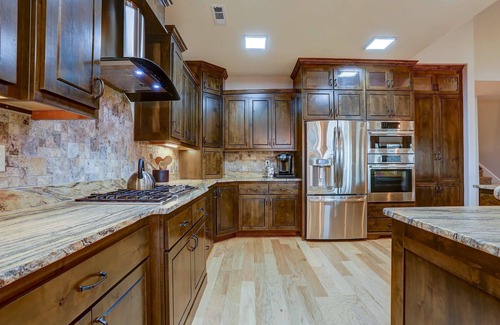 Southern Crossing House | Ultimate River House-20 mins to Bachelor. Old Mill, Restaurants, Fireplace, Heated Deck