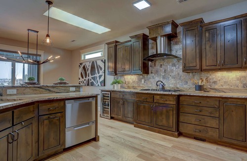 Southern Crossing House | Ultimate River House-20 mins to Bachelor. Old Mill, Restaurants, Fireplace, Heated Deck