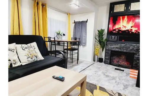 Tukwila House | Ultra lux tiny home w/hot tub, queen bed, nature.