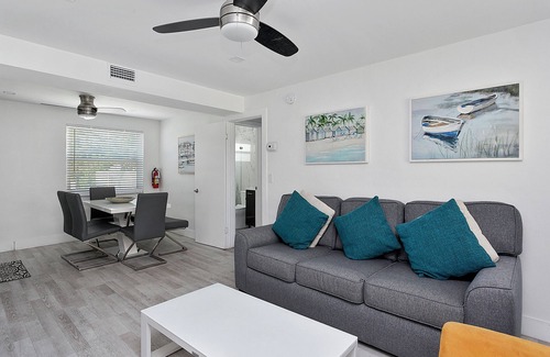 Hollywood Apartment | ULTRA Modern Apt by the Beach