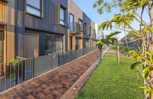 Port Adelaide Apartment | Ultra-modern spacious 3 bedroom townhouse