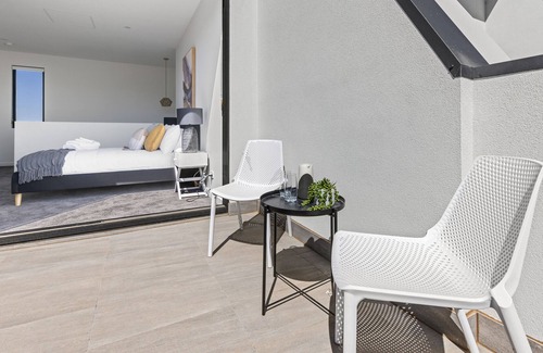Port Adelaide Apartment | Ultra-modern spacious 3 bedroom townhouse