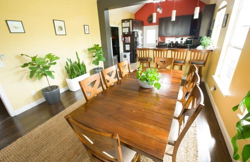 East Cesar Chavez House | Ultramodern, High-tech House an Eight-Min Walk to Rainey St