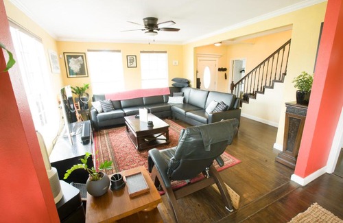 East Cesar Chavez House | Ultramodern, High-tech House an Eight-Min Walk to Rainey St