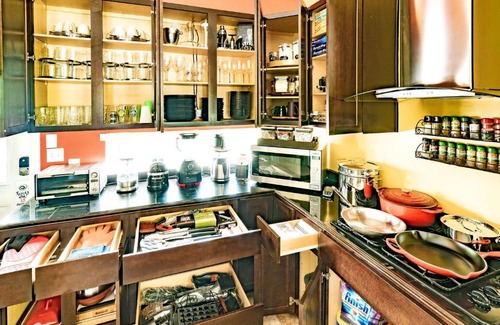 East Cesar Chavez House | Ultramodern, High-tech House an Eight-Min Walk to Rainey St