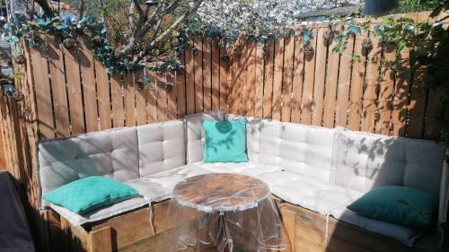 Le Puyricard Bed & Breakfast | Une Clé Pour Deux - Chambre romantique avec Patio & Spa privatifs