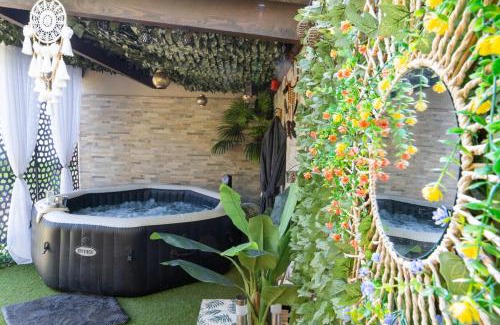 Le Puyricard Bed & Breakfast | Une Clé Pour Deux - Chambre romantique avec Patio & Spa privatifs