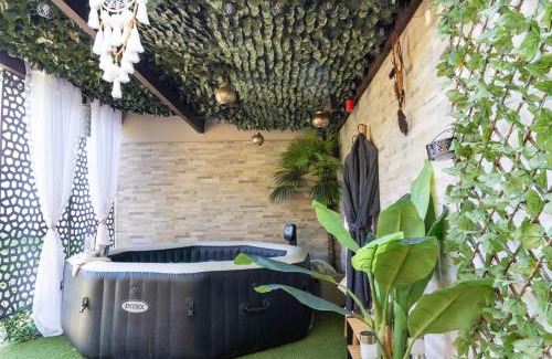 Le Puyricard Bed & Breakfast | Une Clé Pour Deux - Chambre romantique avec Patio & Spa privatifs
