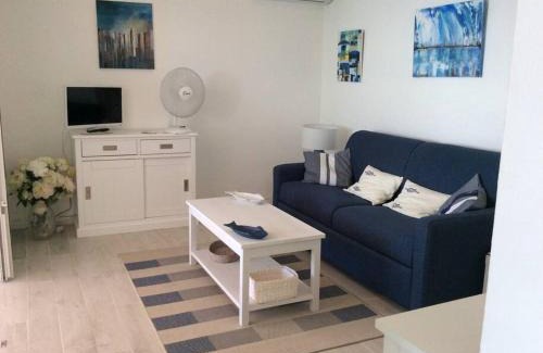 Perinet Apartment | Une fenêtre sur la mer