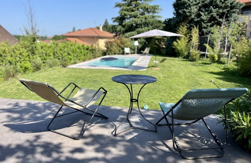 Francheville Le Bas House | Une Maison de Vacances en Ville ! Style Année 70 Avec Climatisation et Piscine