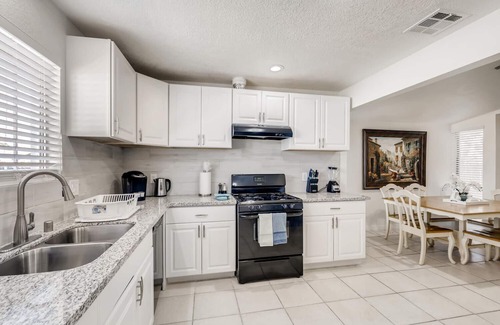 Sunrise Manor House | Unique 4 bedrooms 5 miles from down town Vegas