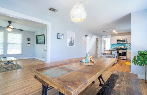 Dawson House | Unique, Artsy Bungalow, Walk to South Congress. Pet Friendly!