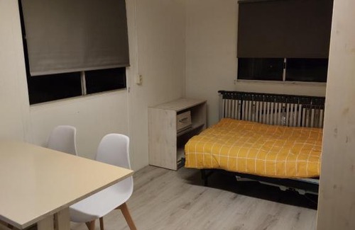 Enkhuizen Boat Rental | Unique cabin at Enkhuizen harbour