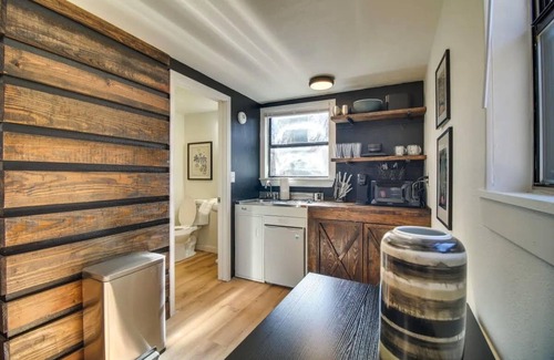 Gentry Cabin | UNIQUE Cabin! Close to Downtown Siloam Springs