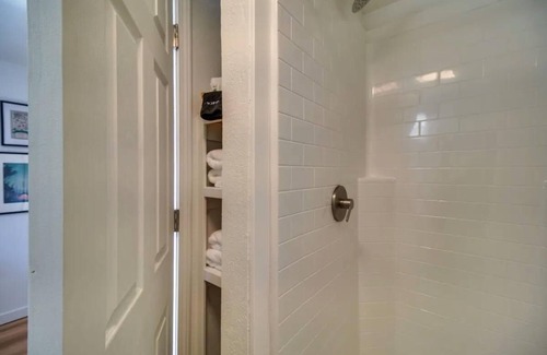 Gentry Cabin | UNIQUE Cabin! Close to Downtown Siloam Springs