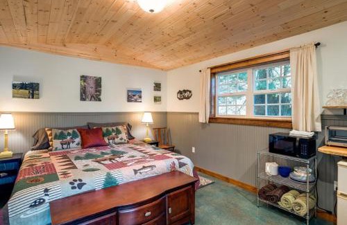 Maple Falls House | Unique Glamping Experience, Pet Friendly, Sleeps 2