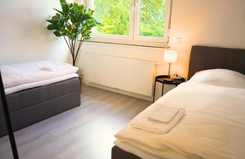 Huchting Apartment | unique - spacious for 5 - balcony - kitchen - WiFi