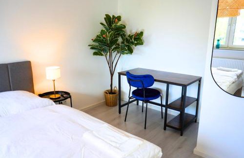 Huchting Apartment | unique - spacious for 5 - balcony - kitchen - WiFi