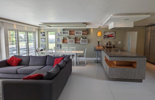 Weyhill House | Unique, Spacious, Self-Built Eco Home with huge garden and movie room