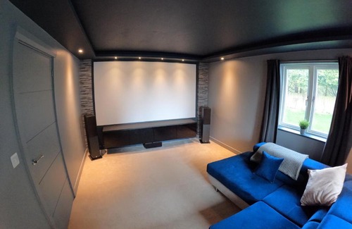 Weyhill House | Unique, Spacious, Self-Built Eco Home with huge garden and movie room