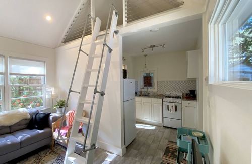 Old Village Cottage | Unique Zen Tiny House 2 mi to Beach ~ Free Bikes! Minutes to Historic Charleston