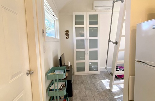 Old Village Cottage | Unique Zen Tiny House 2 mi to Beach ~ Free Bikes! Minutes to Historic Charleston
