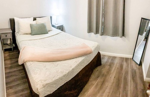 Pacific Terrace Hotel | UNIT #1 2-bedroom/1-bath 500 sq. ft suite with Parking & 4 Beds including a full kitchen