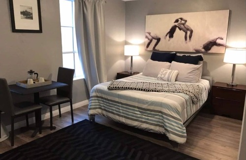 Pacific Terrace Hotel | UNIT #4 Studio/1-bath 300 sq. ft suite with Parking & 2 Beds including a kitchenette