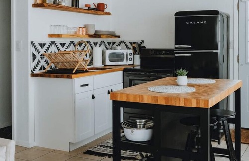 Victory Hills House | University District Guesthouse-Minutes to Nob Hill