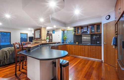 Wilson House | Unrestricted views of the Swan River with a walk/bike path to Perth