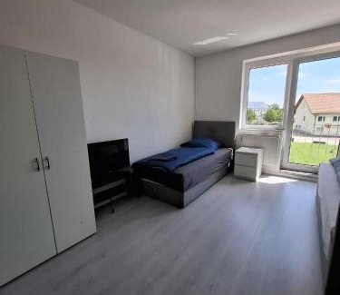 Glesien Apartment | Unterkunft mit 4 Schlafzimmern - ideal gelegen bei Flughafen, Porsche & DHL