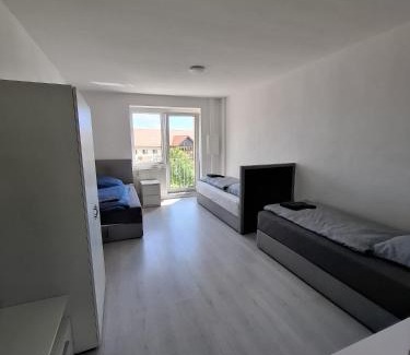 Glesien Apartment | Unterkunft mit 4 Schlafzimmern - ideal gelegen bei Flughafen, Porsche & DHL